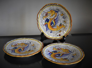 Trei farfurii decorative din ceramica pictata Deruta - decor Dragoni |  Okazii.ro