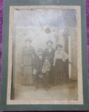 Fotografie tip CDV, grup de femei, barbati si copil, 1920