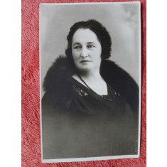 Fotografie tip carte postala, gemeie cu guler de blana, perioada interbelica