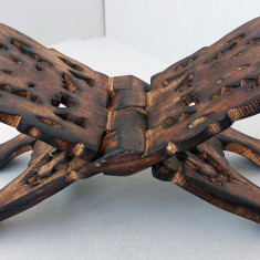 Suport din lemn pentru carte veche, model tip fluture cu decupaj manual