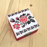 Cutie decorativa patrata din lemn cu model traditional 133119