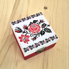 Cutie decorativa patrata din lemn cu model traditional 133119