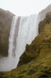 Tablou Canvas, "Cascada Văl de Argint &icirc;n Ploaie", Cascadă, &Icirc;nălțime, Apă, St&acirc;nci, Verdeață, Noroi, Vălurire, Curgere, Spray, Natură, 26 x 39 cm, CMCLA