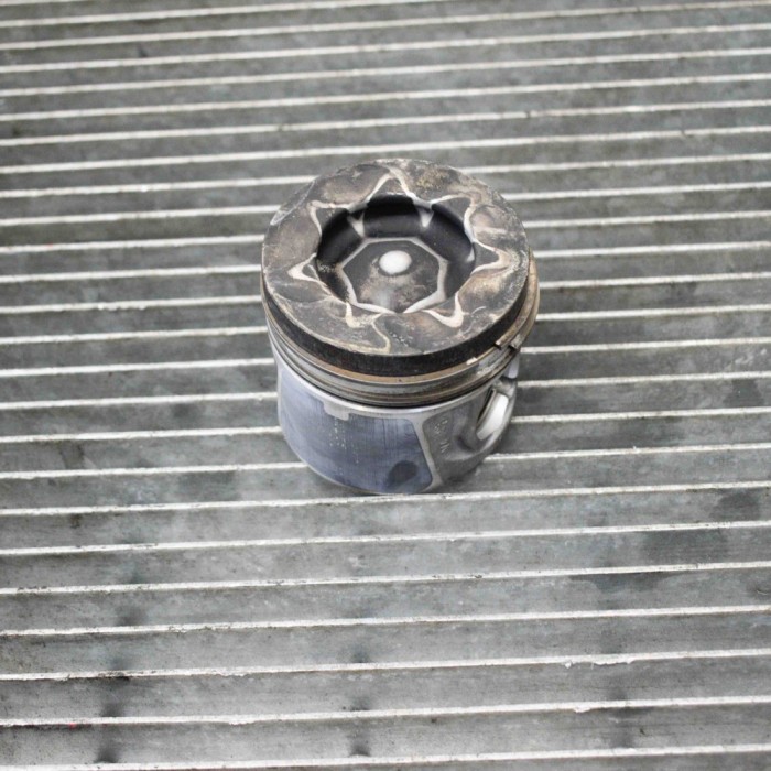 Piston OPEL VIVARO Combi 2015 OEM: 95517816080340