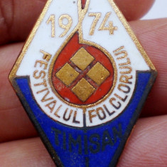 I.828 INSIGNA ROMANIA FESTIVALUL FOLCLORULUI TIMISAN TIMISOARA 1974 h40mm email