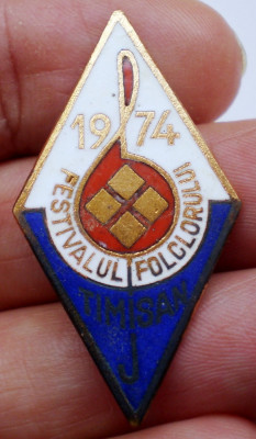 I.828 INSIGNA ROMANIA FESTIVALUL FOLCLORULUI TIMISAN TIMISOARA 1974 h40mm email foto