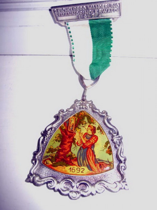 861-Femeie nobila rugandu- se Sf. Fecioarei Maria medalie germana.