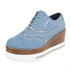 Pantofi trendy, din denim bleu, cu elemente decorative foto