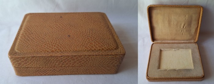 Cutie de LUX, veche, pentru prezentare, depozitare insigna, decoratie, placheta - pt. medalie de 7.5 x 5 cm
