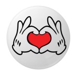 Cumpara ieftin Insigna rotunda cu maini in forma de inima si simbol rosu central, 58 mm, prindere cu ac metalic