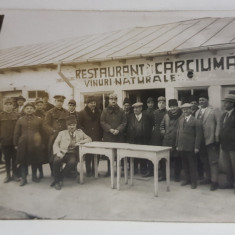 MILITARI SI CIVILI IN FATA UNUI RESTAURANT , LA TARA , FOTOGRAFIE DE GRUP , TIP CARTE POSTALA , INTERBELICA