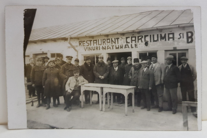 MILITARI SI CIVILI IN FATA UNUI RESTAURANT , LA TARA , FOTOGRAFIE DE GRUP , TIP CARTE POSTALA , INTERBELICA