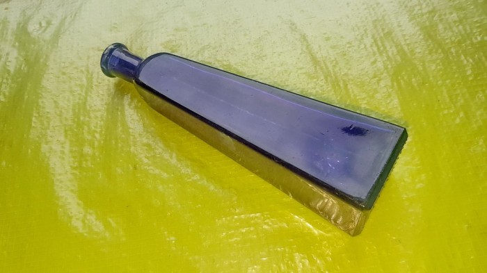 G378-Sticluta Farmacie veche colorata albastru inchis perioada probabila interbelica, stare foarte buna.