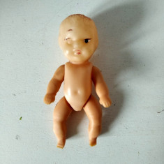 Papusa / papusica bebelus Aradeanca, anii 70, 11 cm, plastic cu cauciuc, bebe