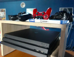 PlayStation 4 PRO, 2 manete + FIFA 19 + casti + incarcator dual foto