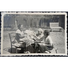 Fotografie, Trei femei la masa in curte, perioada interbelica