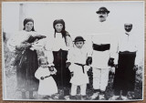 Familie de tarani in port, anii &#039;30// reproducere de epoca, Romania 1900 - 1950, Portrete