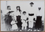 Familie de tarani in port, anii &#039;30// reproducere de epoca, Romania 1900 - 1950, Portrete