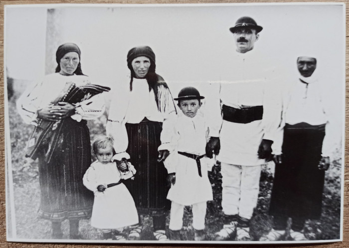 Familie de tarani in port, anii &#039;30// reproducere de epoca