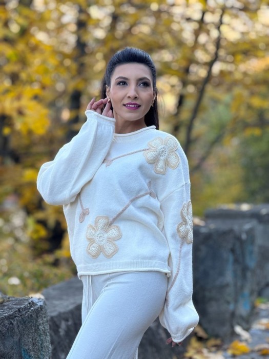 Bluza dama crem cu aplicatii flori crosetate