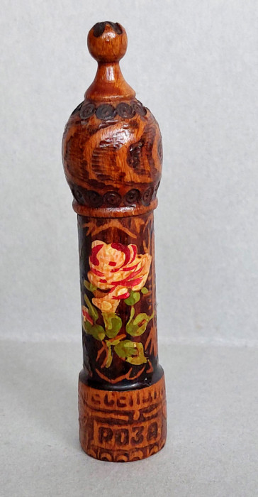 Suport de lemn pentru sticluta parfum de trandafiri, vintage bulgaresc anii 70