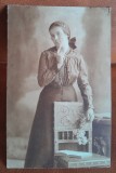 Fotografie tip carte postala, femeie, perioada interbelica