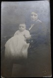 Fotografie tip Carte Postala, Tanara cu copil mic, perioada interbelica