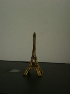 M3C21 - OBIECT AMINTIRE - MINIATURA - TURNUL EIFFEL DIN PARIS - DE EFECT!!!!! foto