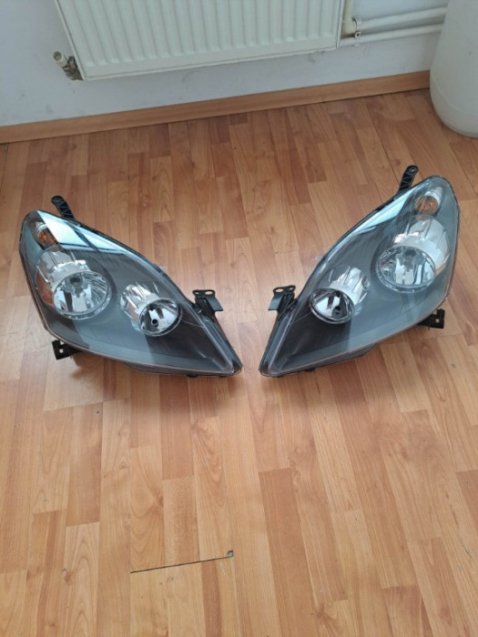 Set Faruri stanga/dreapta Opel Zafira B an 2005-2007 , faruri noi