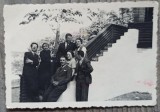 Fotografie de grup in fata unei scari exterioare, Romania interbelica