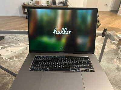 MacBook Pro 16&amp;quot; &amp;ndash; i9, 1TB SSD, 4GB GDDR6, Radeon Pro 5500M foto