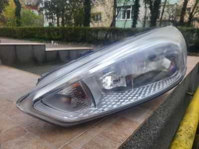 Far st&amp;acirc;nga Ford Focus 3 Facelift 2018 foto