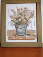 Tablou cusut brodat broderie veche inramata lucrat manual flori in galeata datat 1997 rama lemn, sticla, 24x19 cm