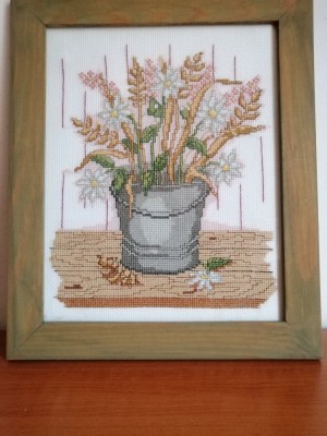 Tablou cusut brodat broderie veche inramata lucrat manual flori in galeata datat 1997 rama lemn, sticla, 24x19 cm foto