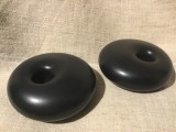 Doua sfesnice rotunde culoare neagra din ceramica design Kristin Karls !