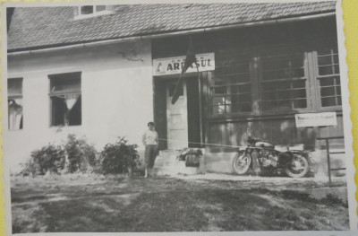 1962, Foto veche Cabana ARGESUL, motocicleta, propaganda comunista, turiism foto