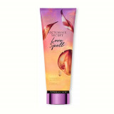 Lotiune de corp parfumata, Victoria&#039;s Secret, Love Spell Golden, Honeyed Vanilla &amp; Sparkling Nectarine, 236 ml