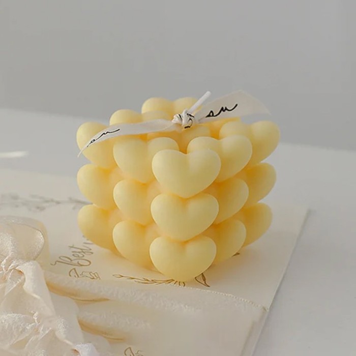 Lumanare Parfumata Decorativa, Model Abstract Cub din Inimioare, Lumanare pentru Diferite Ocazii, 6 x 5.5 cm, Aroma de Musetel, Galben