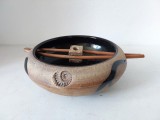 Vas ceramic decorativ stil Zen , lucrat manual, cu aspect rustic și influențe japoneze,finisaj natur, cu bețișoare de bambus și motiv tip amonit