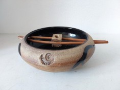 Vas ceramic decorativ stil Zen , lucrat manual, cu aspect rustic și influențe japoneze,finisaj natur, cu bețișoare de bambus și motiv tip amonit