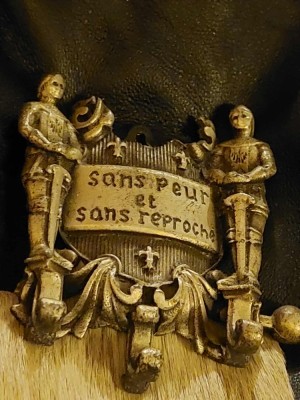 piesa vintage/veche tip blazon medieval cu strajeri cu palose/sabii inscriptie SANS PEUR ET SANS REPROCHE,In starea care se vede necuratata foto