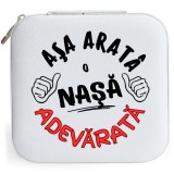 Cutie de bijuterii portabila, personalizata pentru nasa, Asa arata o nasa adevarata, 10x10x5 cm, alba