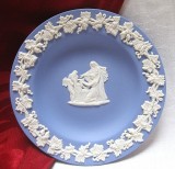 FARFURIE PORTELAN WEDGWOOD BLUE JASPERWARE ANGLIA DECOR SCENA MITOLOGICA BORDURA CU VITA DE VIE CU STRUGURI 11 CM