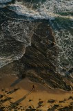 Tablou Canvas, "Surfer singur pe țărmul st&acirc;ncos", Valuri, St&acirc;nci, Plajă, Apus, Surfer, Umbre, Ocean, Nisip, Texturi, Natură, 26 x 39 cm, CMCLASS