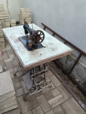 V&acirc;nd mașina de cusut Singer foarte veche