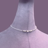 Colier la baza gatului din selenit, howlit si margele albe din sticla - Anti-stres, purificare