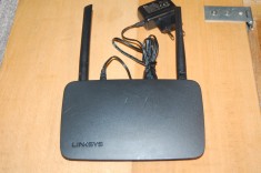 Router LINKSYS E5400 dual-band Wi-Fi 5 router with a 2.4GHz band and a 5GHz band
