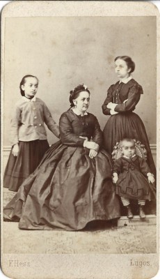 M1304N Paulina Rădulescu născută Seiman cu fetele Sofia, Cornelia și Elena, studio Fridolin Hess, Lugoj foto