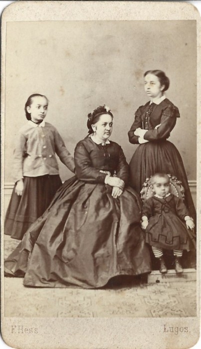 M1304N Paulina Rădulescu născută Seiman cu fetele Sofia, Cornelia și Elena, studio Fridolin Hess, Lugoj