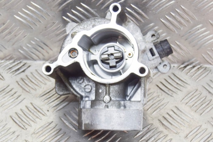 Pompa de vacuum VW GOLF VII 5G1, BQ1, BE1, BE2 2014 OEM: 06L145100B 12173728